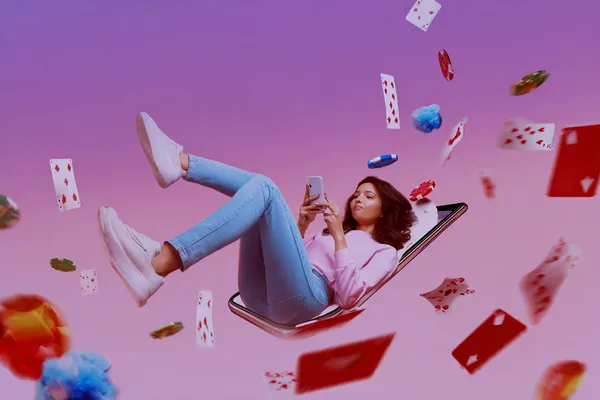 Uma jovem relaxando com o celular enquanto elementos dinâmicos de cassino flutuam ao seu redor, ilustrando a experiência móvel fluida oferecida pelo app POPBR.