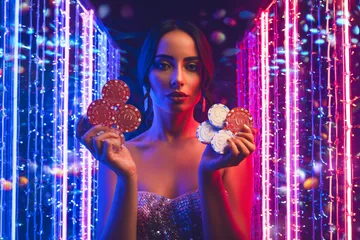 Uma mulher alegre em roupas tradicionais usando seu smartphone durante um momento festivo, mostrando como o app POPBR se encaixa facilmente no dia a dia.
