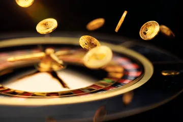 Uma mulher elegante ao lado de máquinas caça-níqueis vibrantes exibindo setes brilhantes, mostrando a variedade de slots no POPBR.