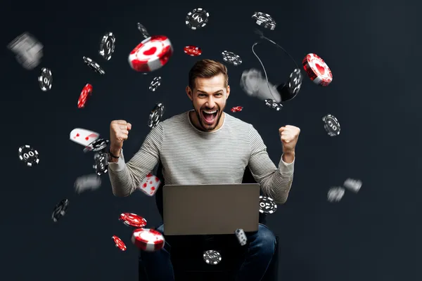 Uma roleta brilhante com fichas em cascata, simbolizando os envolventes jogos ao vivo e instantâneos disponíveis no POPBR.